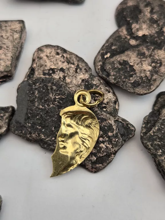 zlota-zawieszka-polowa-serca-z-wizerunkiem-kobiety-585-14k-stan-11323-2