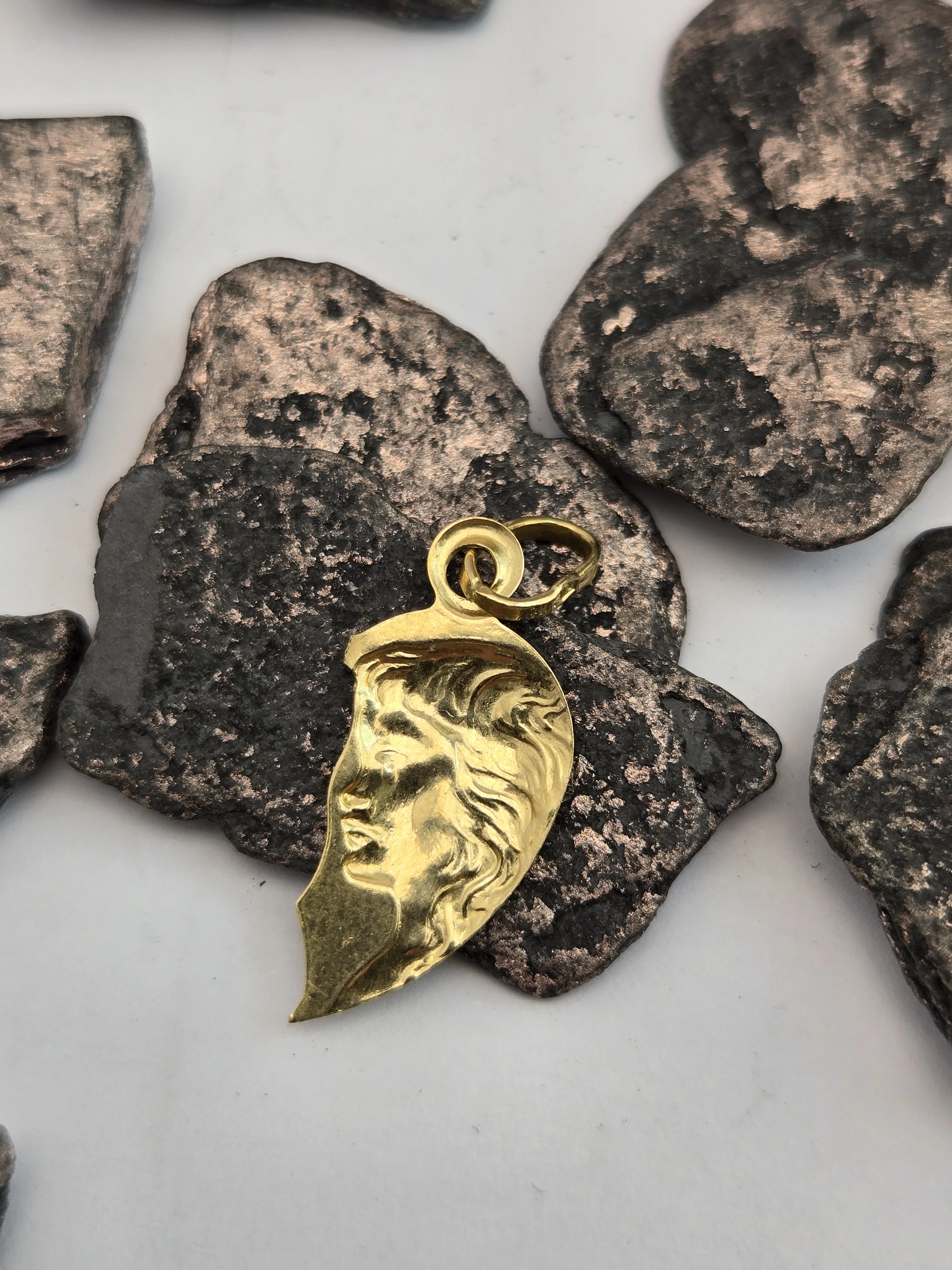 zlota-zawieszka-polowa-serca-z-wizerunkiem-kobiety-585-14k-stan-11323-2