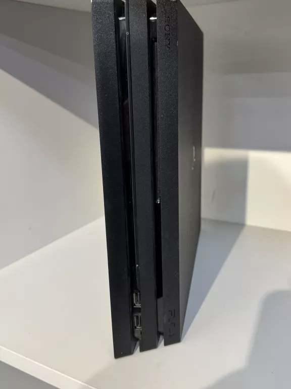 KONSOLA PS4 PRO 1TB (MODEL: CUH 7216B) /JEDEN PAD / K. ZAS. K. HDMI