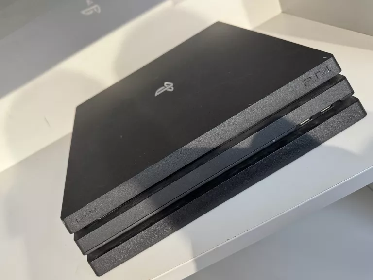 KONSOLA PS4 PRO 1TB (MODEL: CUH 7216B) /JEDEN PAD / K. ZAS. K. HDMI