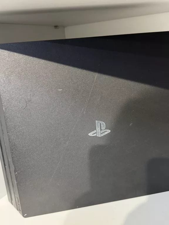 KONSOLA PS4 PRO 1TB (MODEL: CUH 7216B) /JEDEN PAD / K. ZAS. K. HDMI