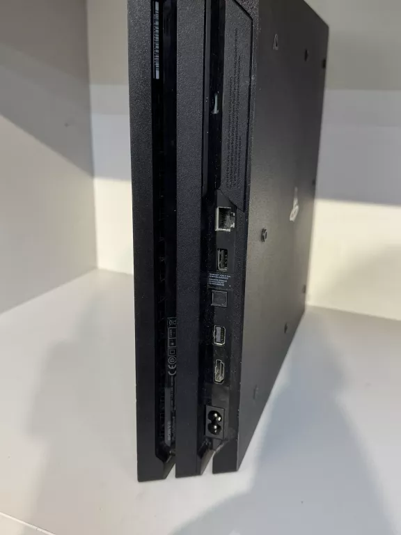 KONSOLA PS4 PRO 1TB (MODEL: CUH 7216B) /JEDEN PAD / K. ZAS. K. HDMI
