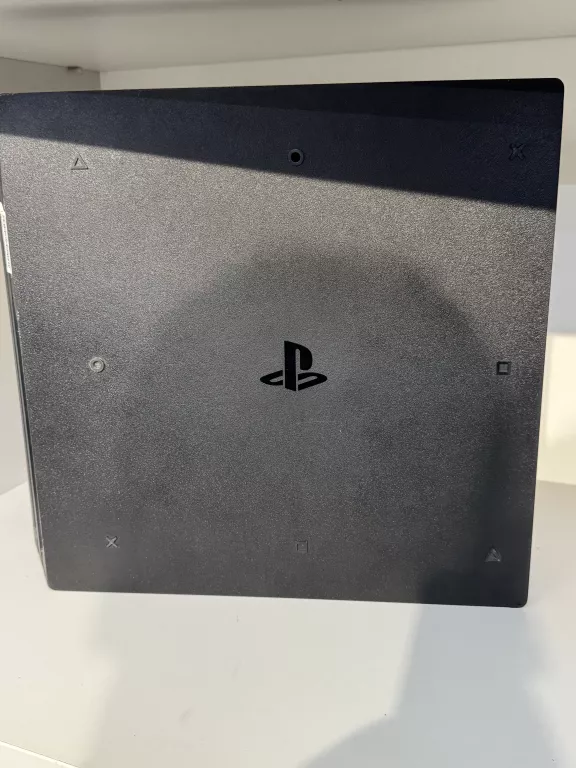 KONSOLA PS4 PRO 1TB (MODEL: CUH 7216B) /JEDEN PAD / K. ZAS. K. HDMI