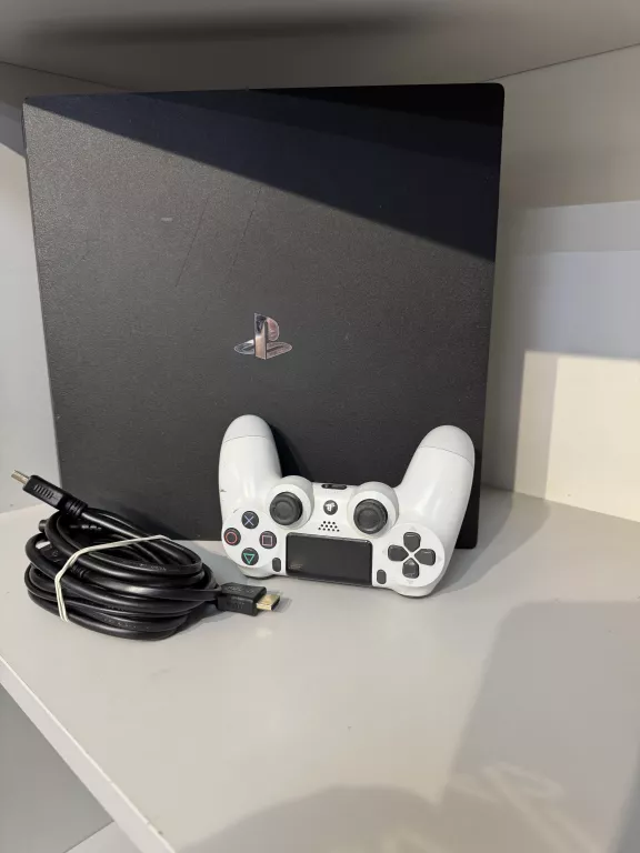 KONSOLA PS4 PRO 1TB (MODEL: CUH 7216B) /JEDEN PAD / K. ZAS. K. HDMI