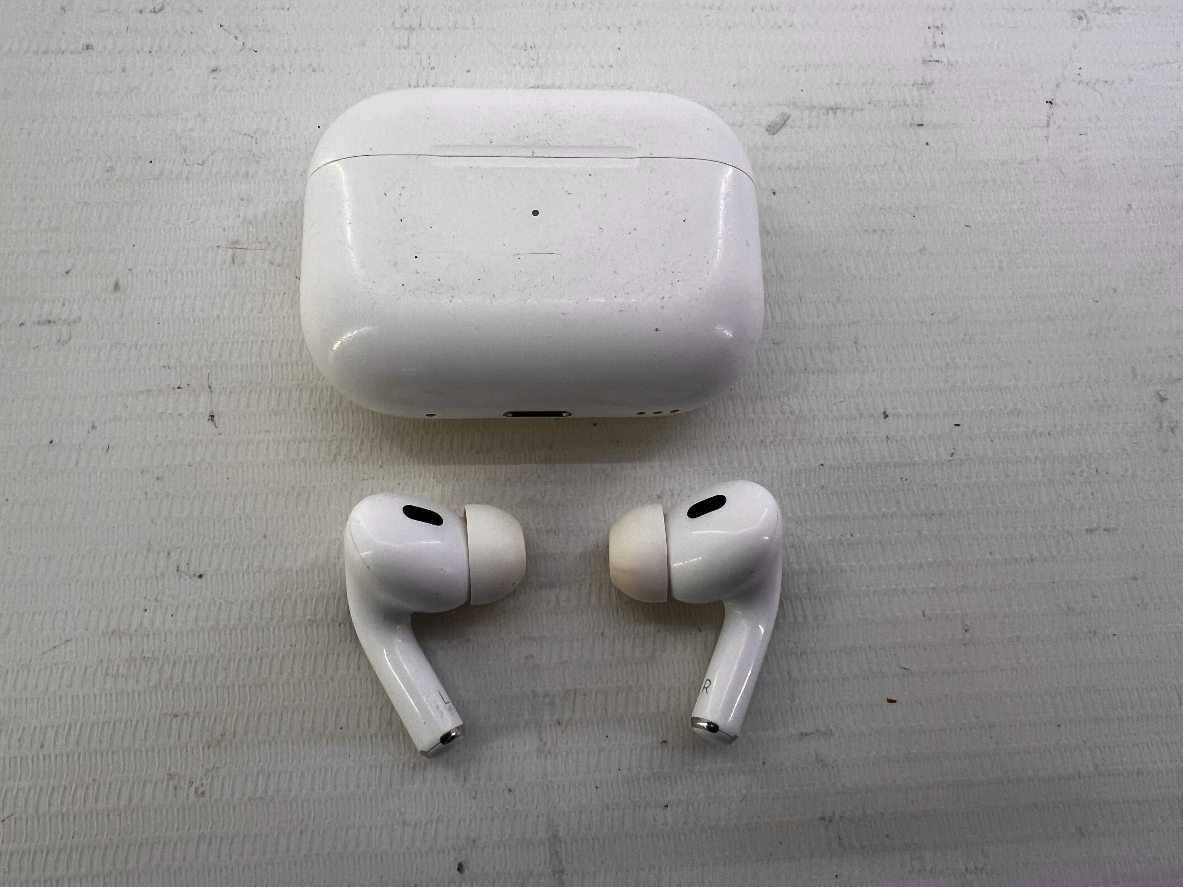 apple-sluchawki-airpods-pro-2-generacji-stan-11323-2