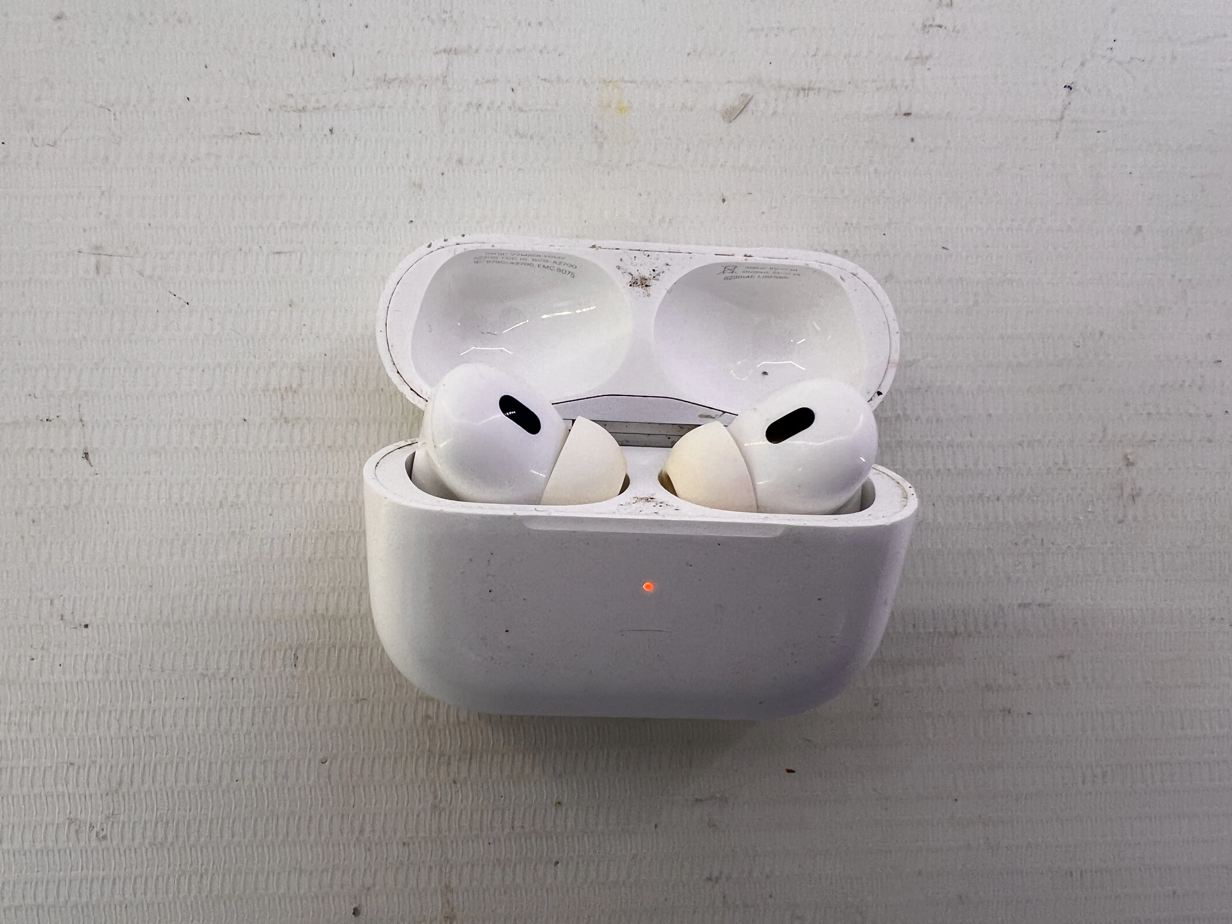 apple-sluchawki-airpods-pro-2-generacji-czerwony-dwor-24-gdansk