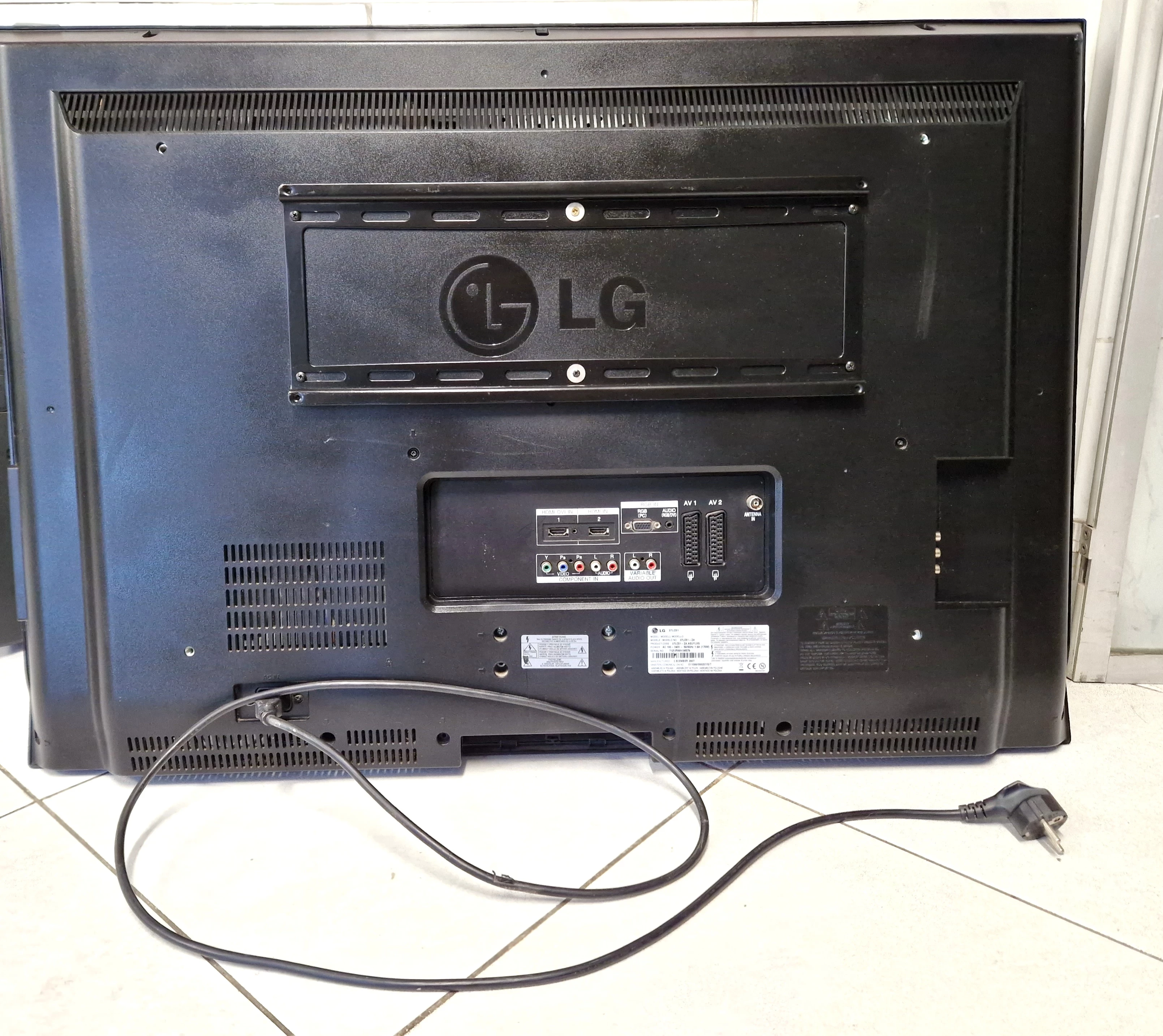 telewizor-lg-37lc51-lcd-37-cali-pilot-opis-przekatna-ekranu-cale-3700