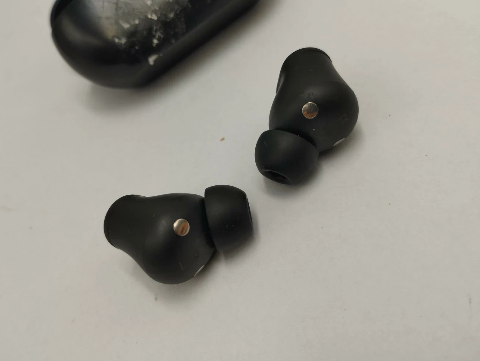 sluchawki-beats-solo-buds-czarne-stan-11323-2