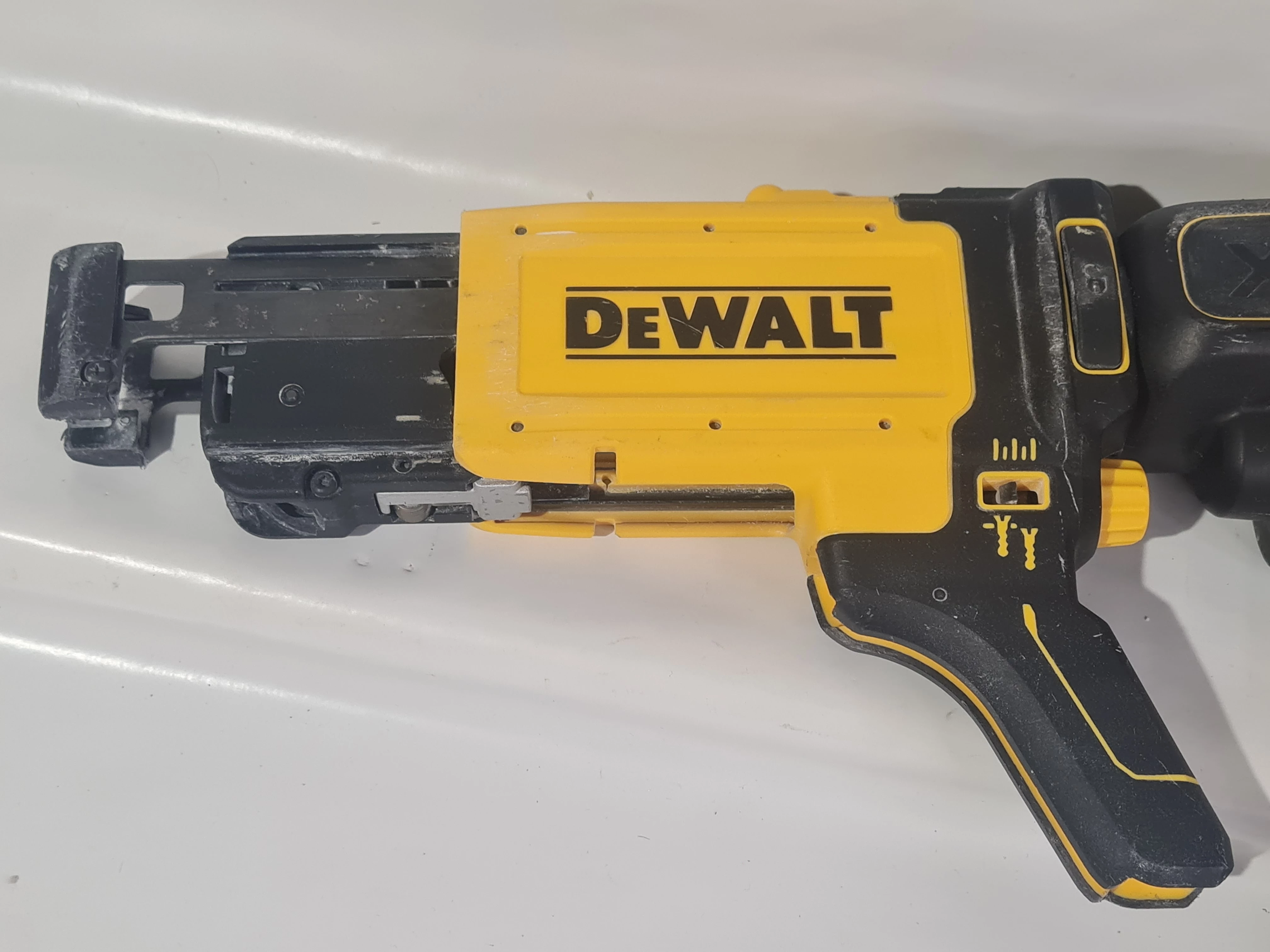 dewalt-wkretarka-do-plyt-g-k-dcf620-18v-magazynek-dcf6202-zestaw-z-aku-rodzaj-silnika-204657-221325