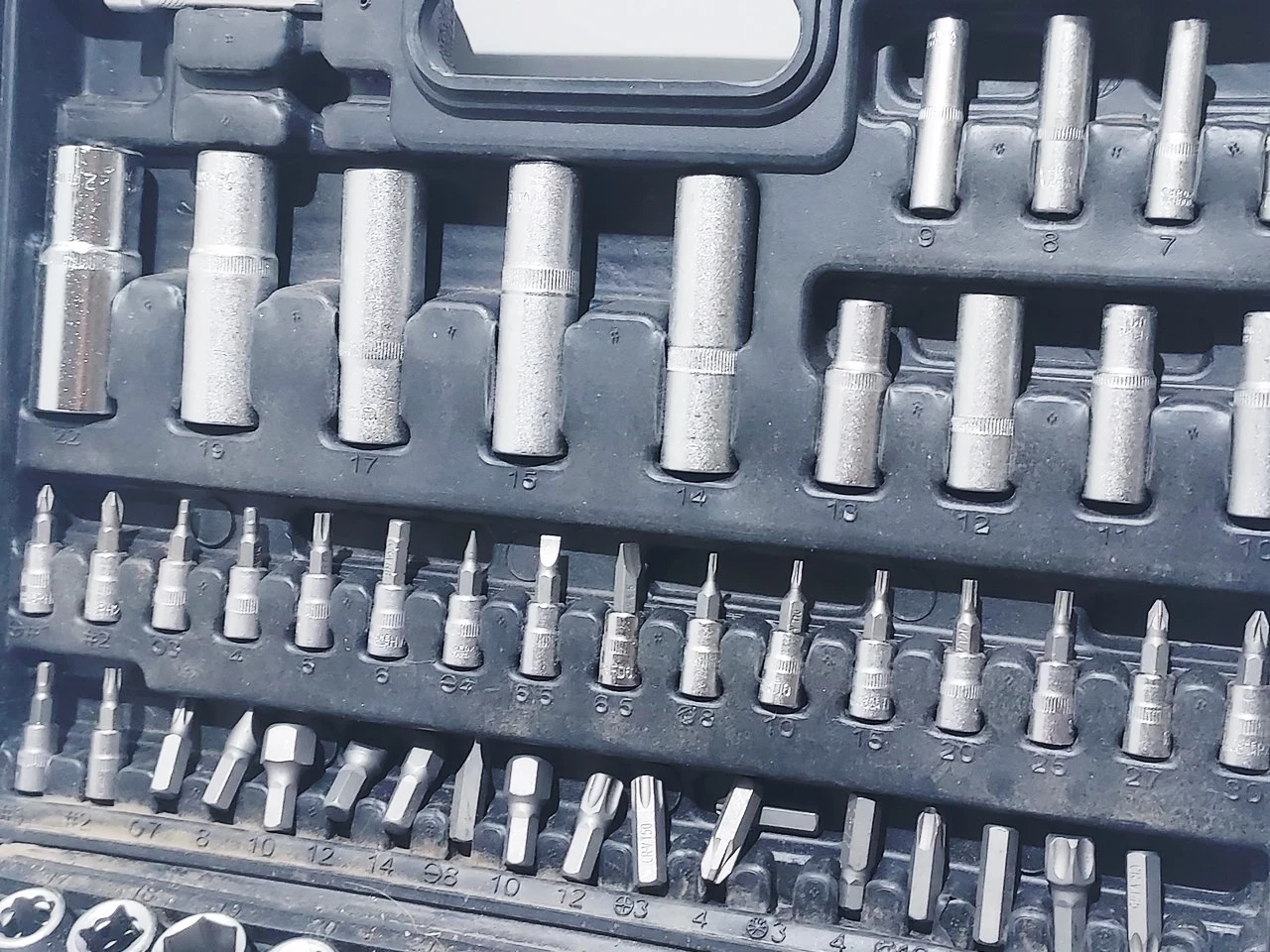 zestaw-kluczy-nasadowych-ubertool-walizka-stan-11323-2