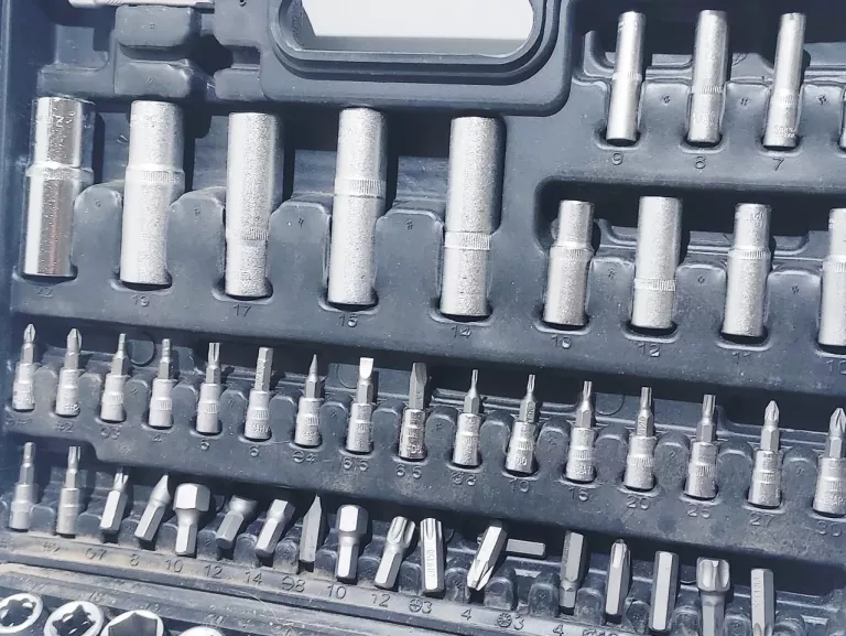 zestaw-kluczy-nasadowych-ubertool-walizka-stan-11323-2