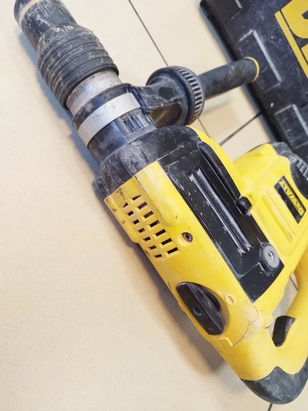 mlot-dewalt-d25820-energia-udaru-710