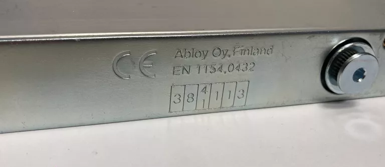 SAMOZAMYKACZ UKRYTY ASSA ABLOY DC840 WPUSZCZANY W DRZWI