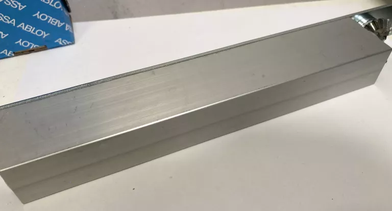 SAMOZAMYKACZ UKRYTY ASSA ABLOY DC840 WPUSZCZANY W DRZWI