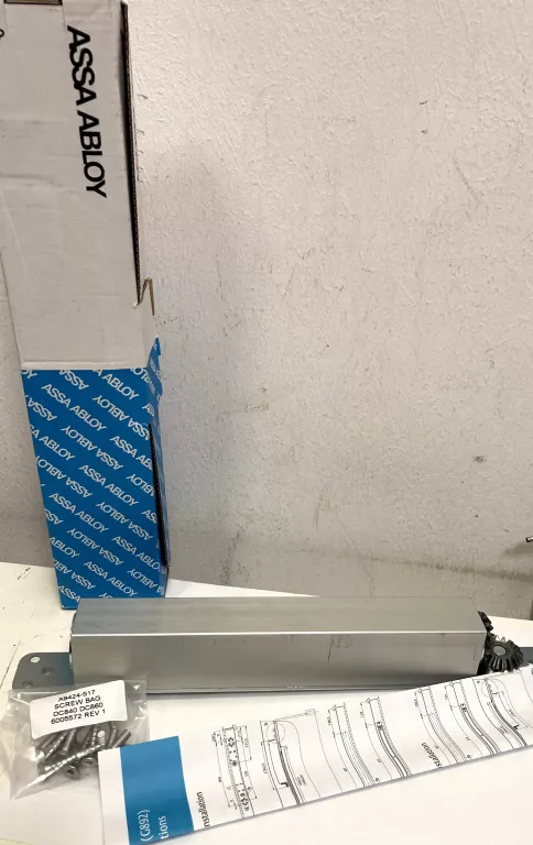 SAMOZAMYKACZ UKRYTY ASSA ABLOY DC840 WPUSZCZANY W DRZWI