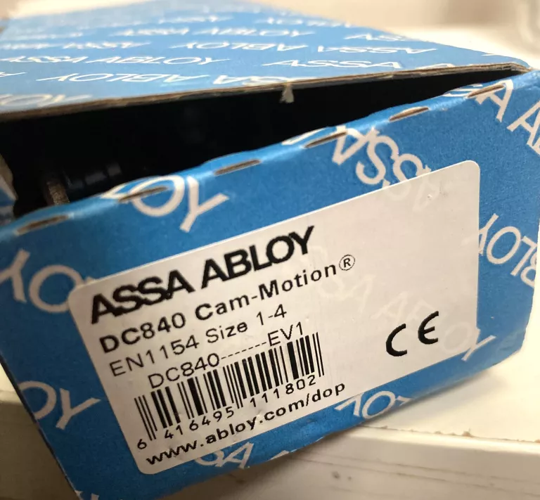 SAMOZAMYKACZ UKRYTY ASSA ABLOY DC840 WPUSZCZANY W DRZWI