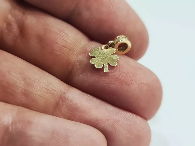 ŚLICZNA 14K ZŁOTA ZAWIESZKA - CZTERO LISTNA KOŃCZYNKA 0,38G