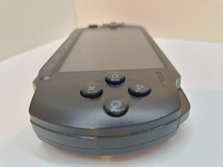 KONSOLA - SONY PSP SLIM + ŁADOWARKA + GRY (PSP-E1004)