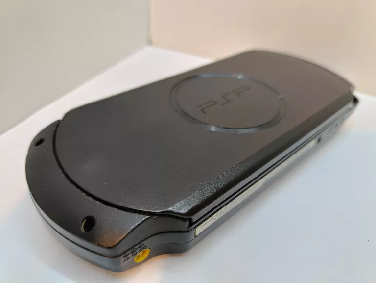 KONSOLA - SONY PSP SLIM + ŁADOWARKA + GRY (PSP-E1004)