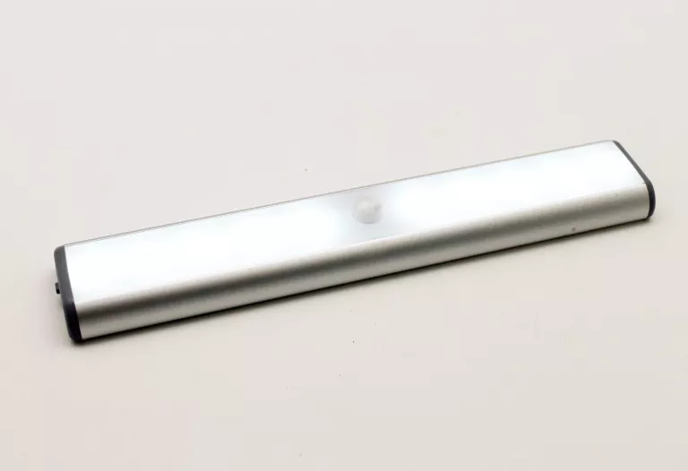LAMPKI SAMOPRZYLEPNE PODSZAFKOWE LED 2 SZT ŁADOWANE USB