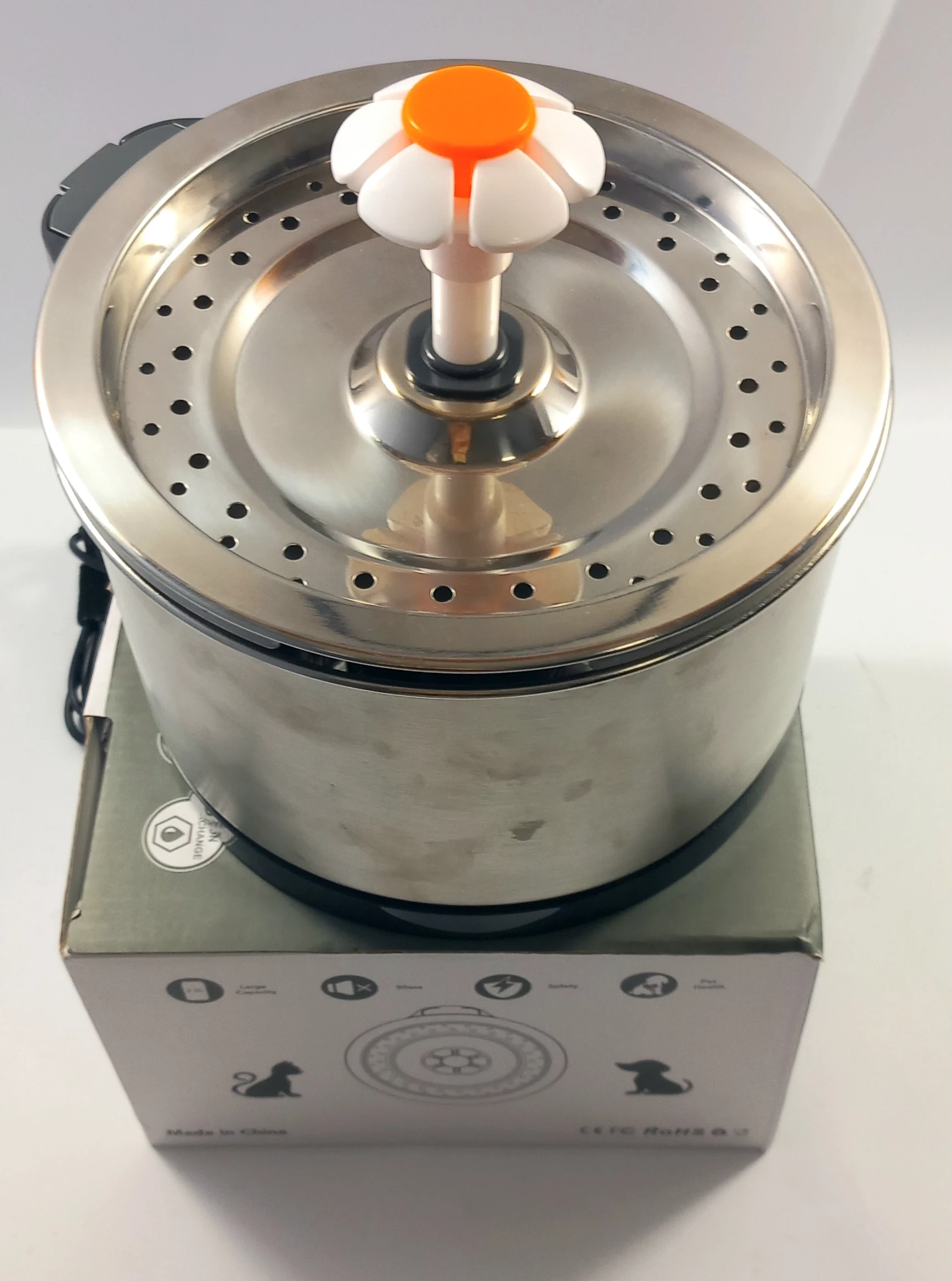 fontanna-poidelko-dla-kotapsa-podswietlana-marka-248926-978464