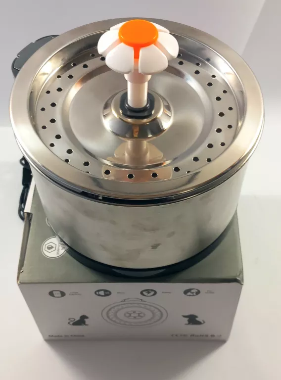 fontanna-poidelko-dla-kotapsa-podswietlana-marka-248926-978464