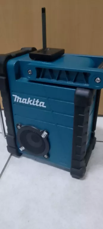 AKUMULATOROWY ODBIORNIK RADIOWY RADIO MAKITA DMR 107 + ANTENA + ZASILACZ
