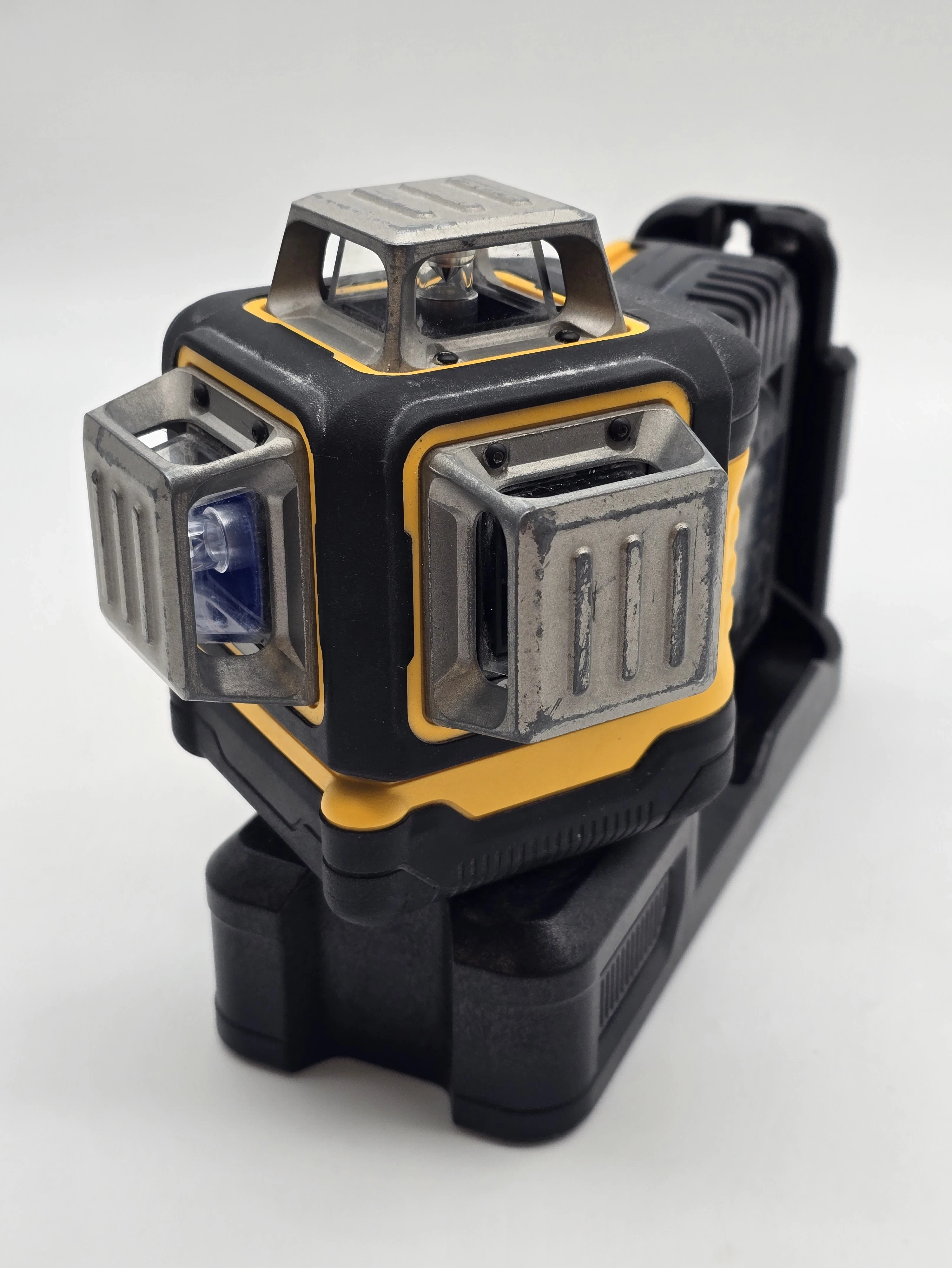 laser-dewalt-dce089g18-bateria-model-dce089ng18