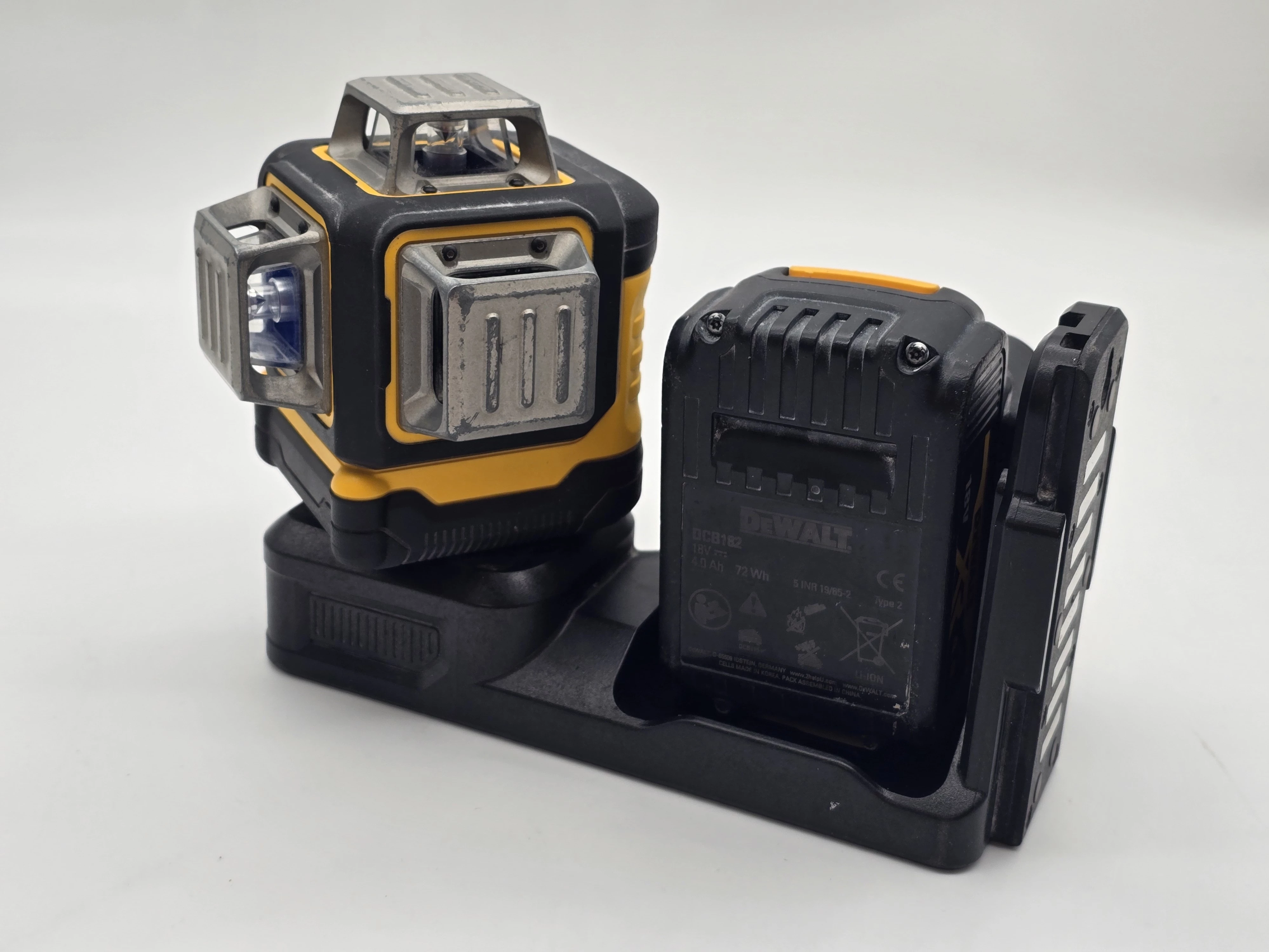 laser-dewalt-dce089g18-bateria-liczba-wiazek-lasera-3