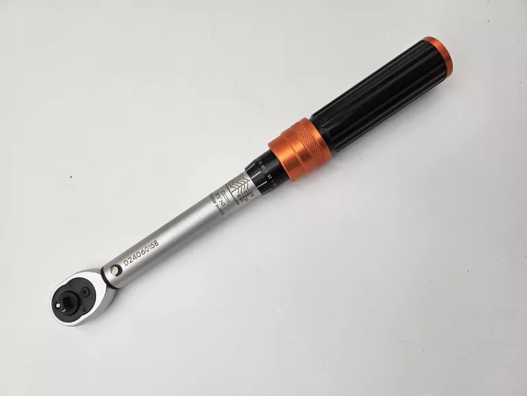 KLUCZ DYNAMOMETRYCZNY 1/4 Z ZESTAWEM NASADEK NITEO JAK NOWY