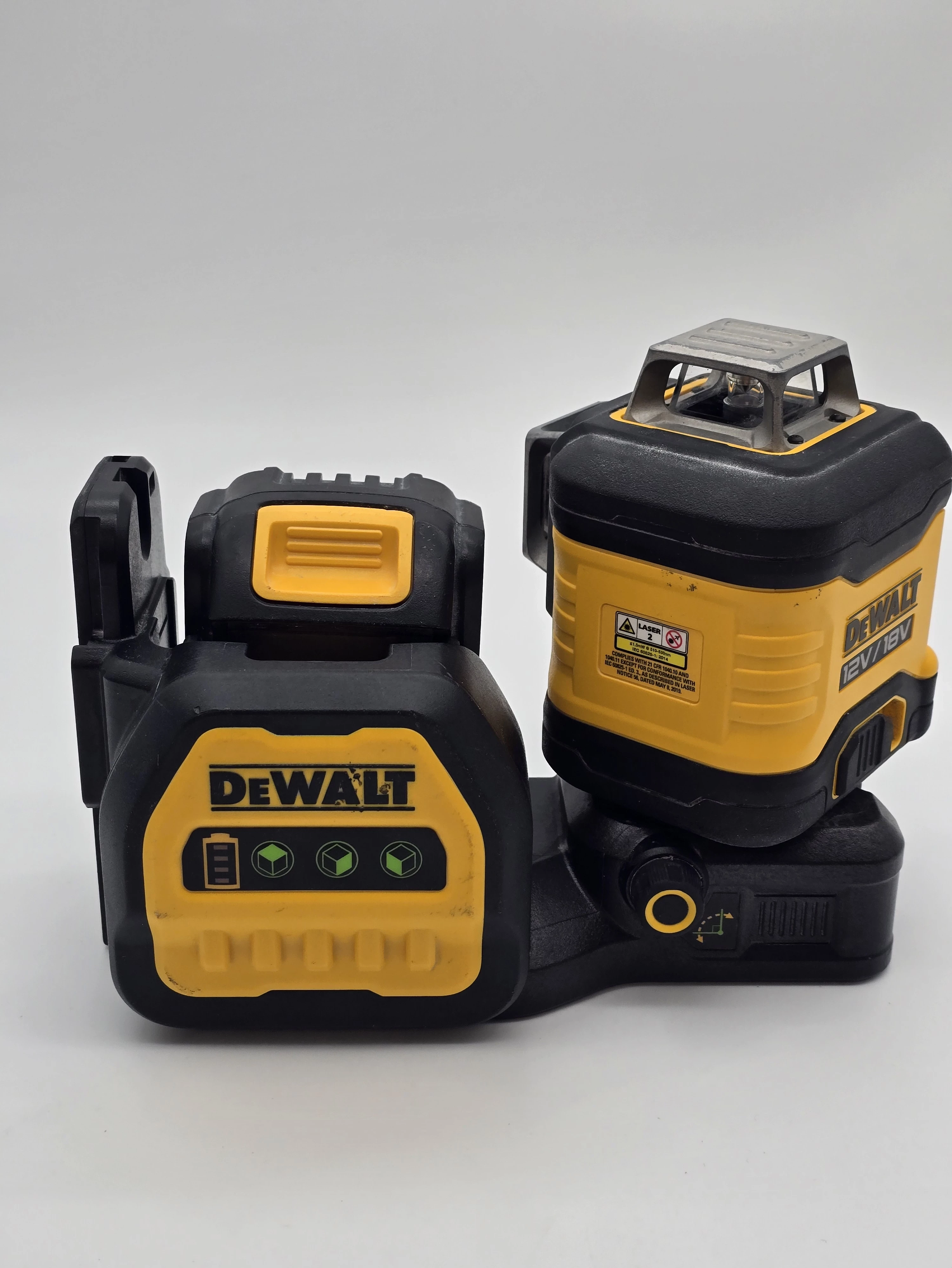 laser-dewalt-dce089g18-bateria-dokladnosc-pomiaru-03