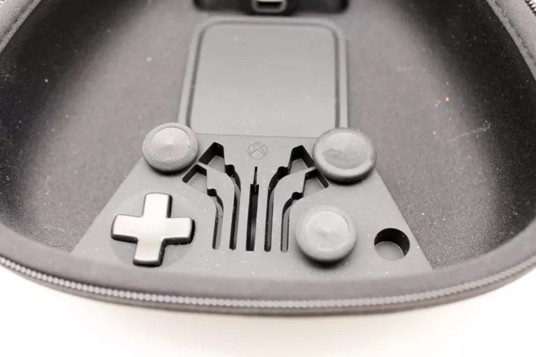 ETUI FUTERAŁ PADA XBOX ELITE SERIES 2 + WYMIENNE GRZYBKI I PRZYCISKI