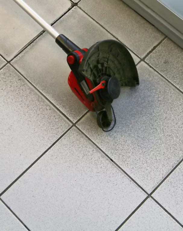 PODKASZARKA AKUMULATOROWA 20 VOLT 2 AH LION 25CM