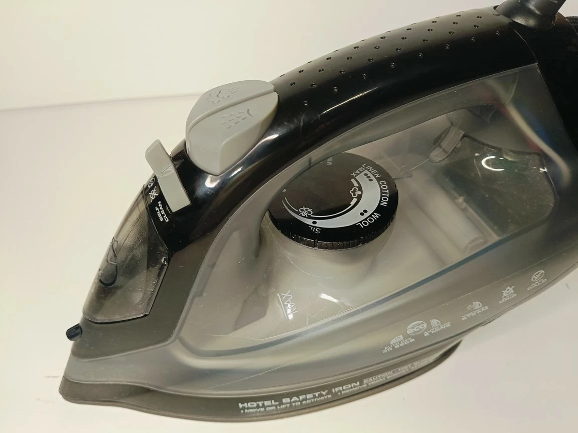 zelazko-parowe-emberton-hertford-1600w-black-kolor-dominujacy-129357-3