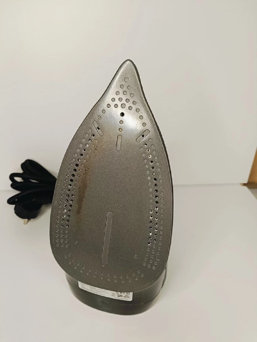 zelazko-parowe-emberton-hertford-1600w-black-model-bxir2805e