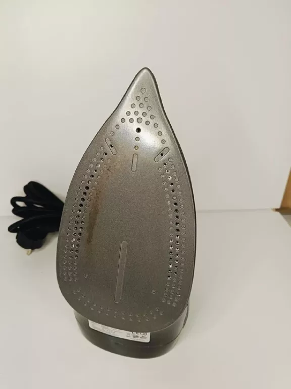 zelazko-parowe-emberton-hertford-1600w-black-model-bxir2805e