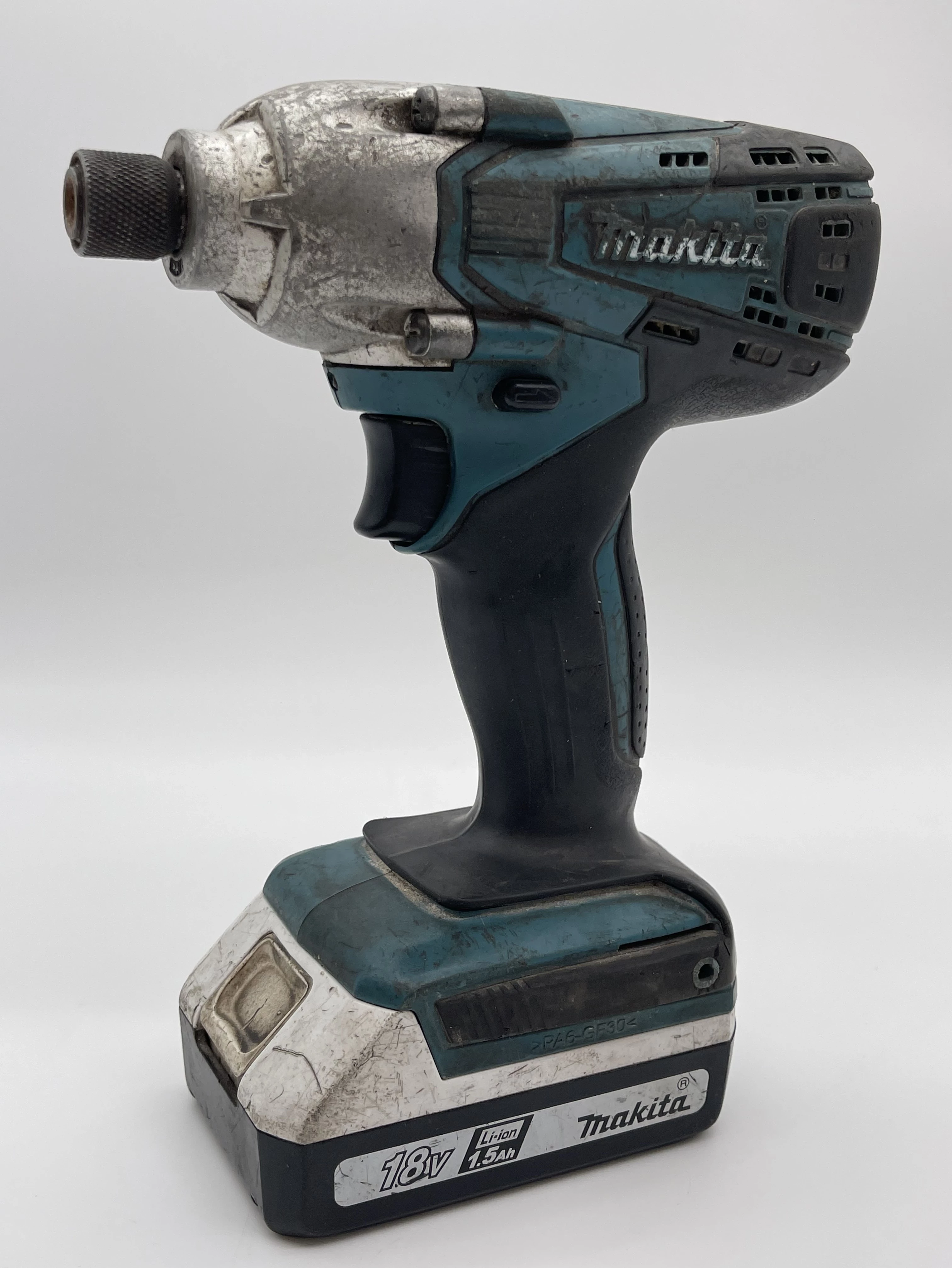 zakretarka-udarowa-makita-td127d-18v-z-bateria-dworcowa-2-leszno-gold-fish