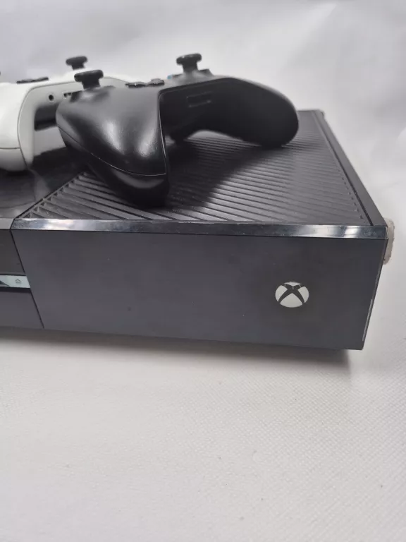 KONSOLA XBOX ONE 500GB 2 PADY