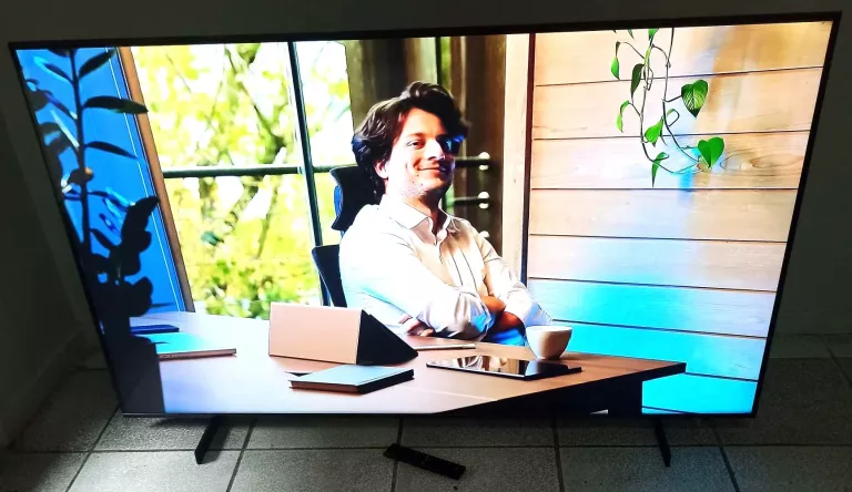 TV SAMSUNG UE55AU8002KXXH + PILOT + KABEL