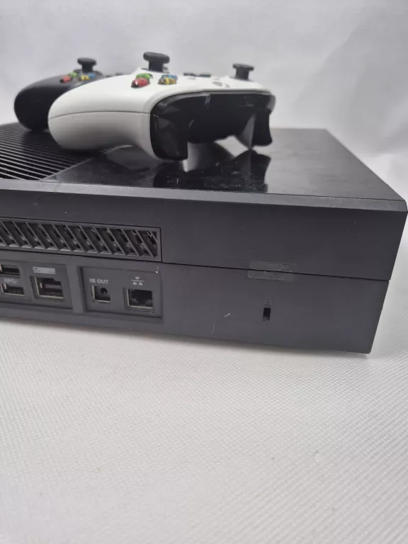 KONSOLA XBOX ONE 500GB 2 PADY