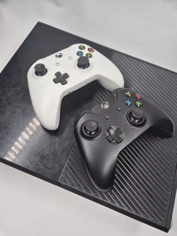 KONSOLA XBOX ONE 500GB 2 PADY