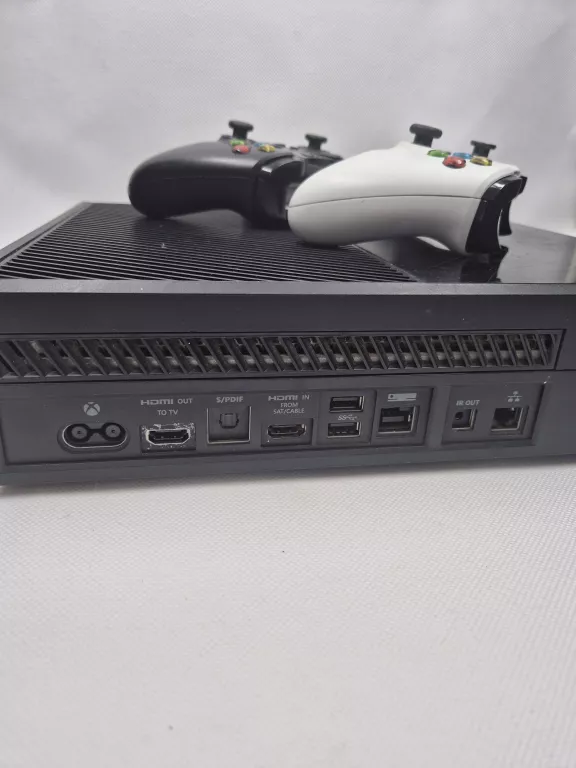 KONSOLA XBOX ONE 500GB 2 PADY