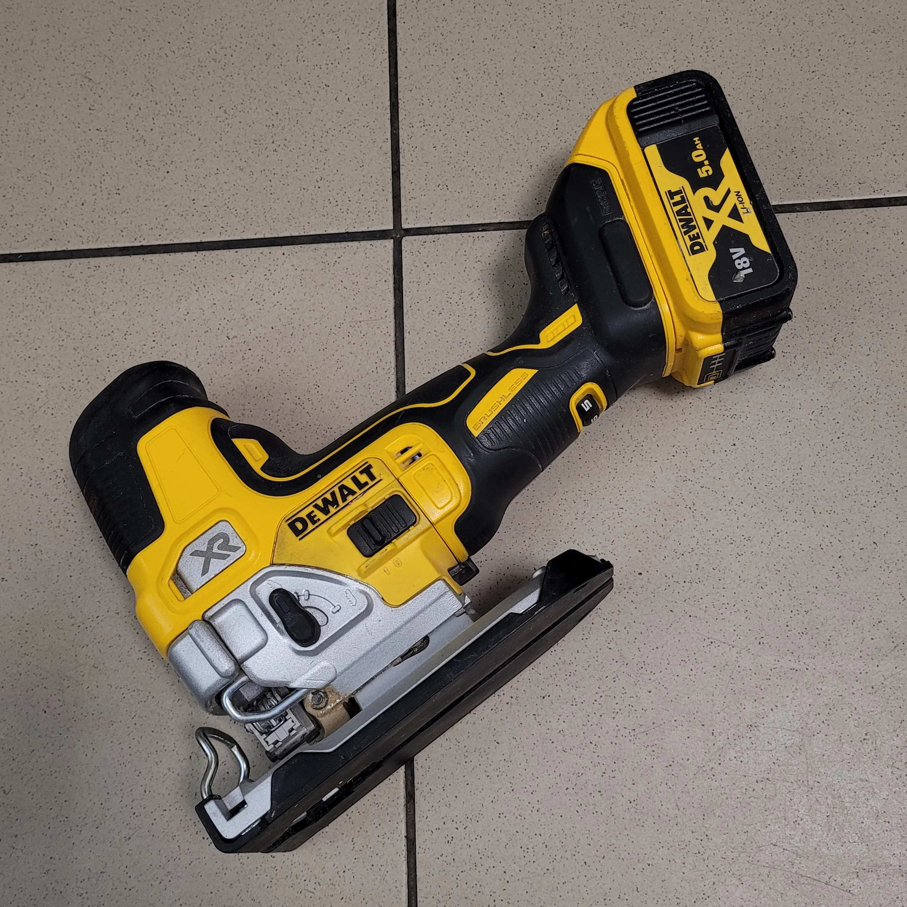 wyrzynarka-dewalt-dcs335-polecam-glebokosc-ciecia-w-drewnie-13500