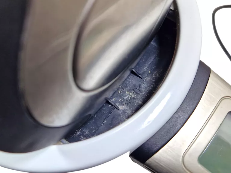 czajnik-philco-phwk-2001-2400w-bialy-material-205049-1