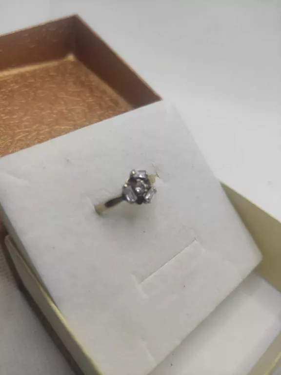 zachwycajacy-zloty-pierscionek-z-kwiatkiem-stan-11323-2