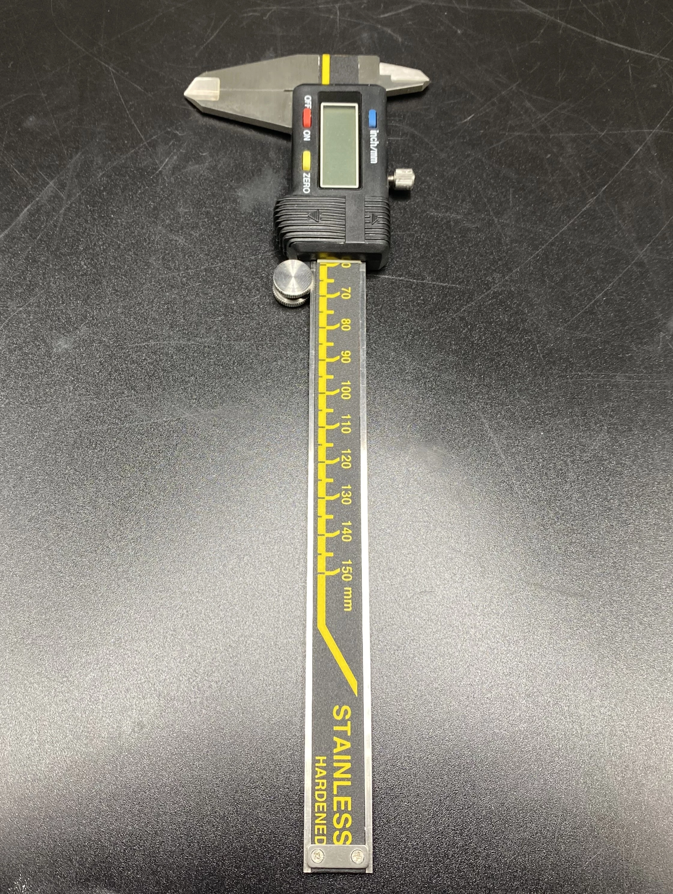 suwmiarka-elektroniczna-dwuszczekowa-metalowa-stainless-hardened-150-mm-maksymalny-zakres-pomiaru-15000