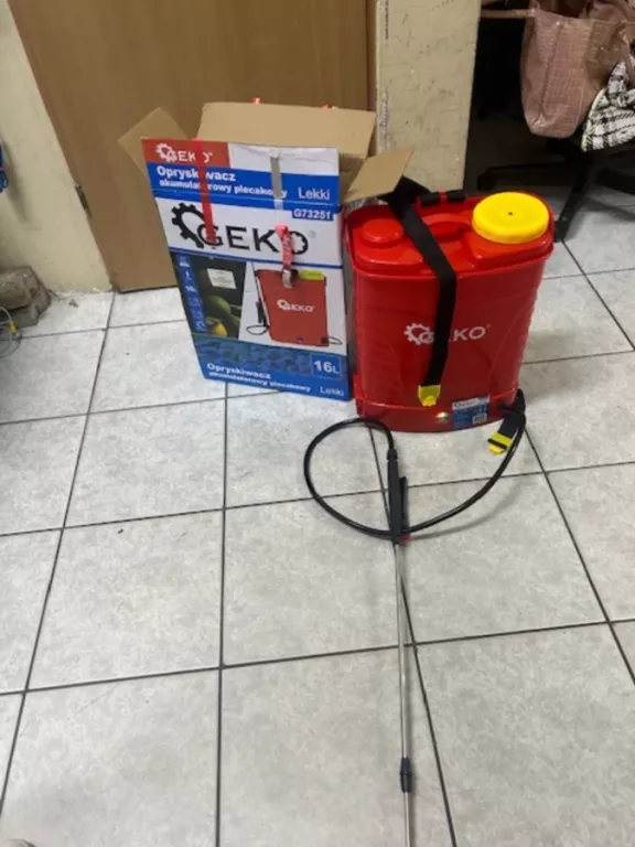 OPRYSKIWACZ AKUMULATOROWY PLECAKOWY GEKO 12V 16 G73251