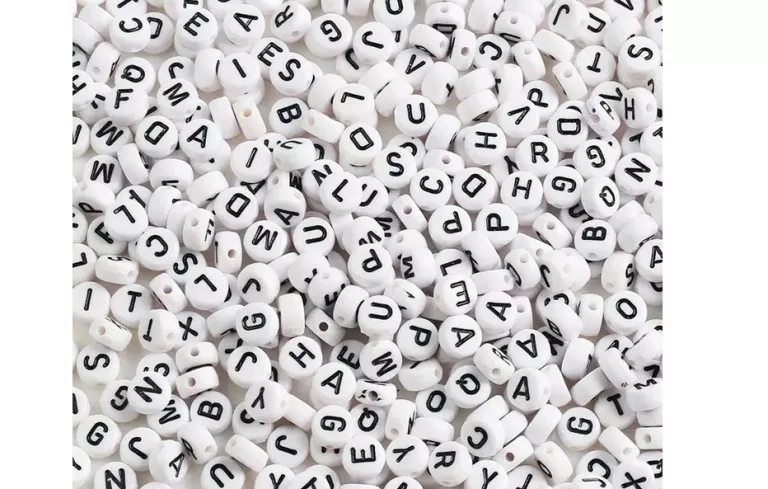 1400 SZTUK KORALIKI BIAŁE AKRYLOWE CZARNE / ZŁOTE LITERY DIY