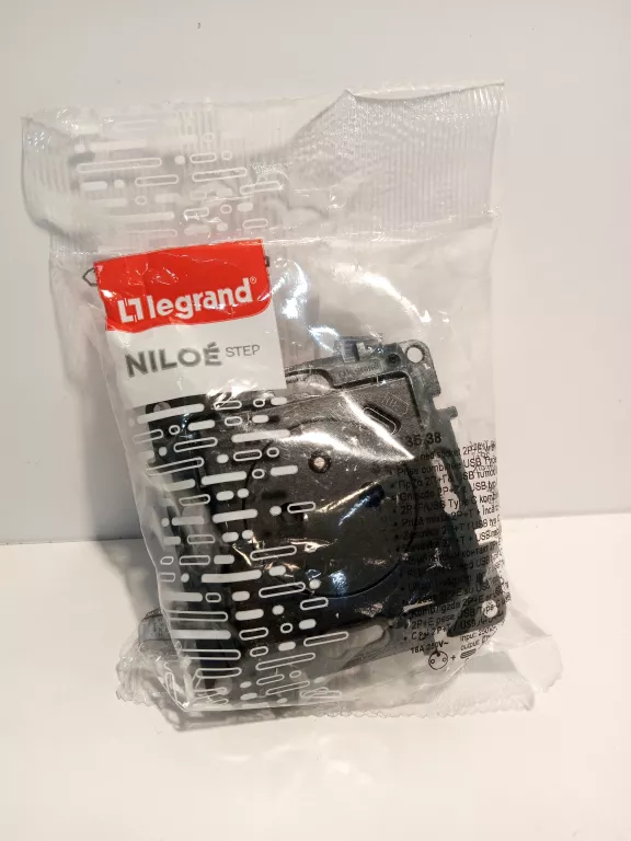 GNIAZDO Z UZIEMIENIEM I USB C 1.5A LEGRAND NILOE STEP 863538 CZARNY