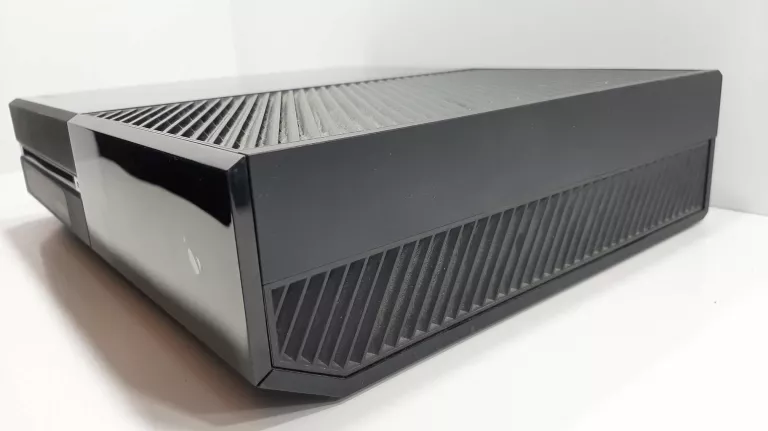 KONSOLA XBOX ONE (1540) 500GB WRAZ Z PADEM ORAZ SENSOREM KINECT